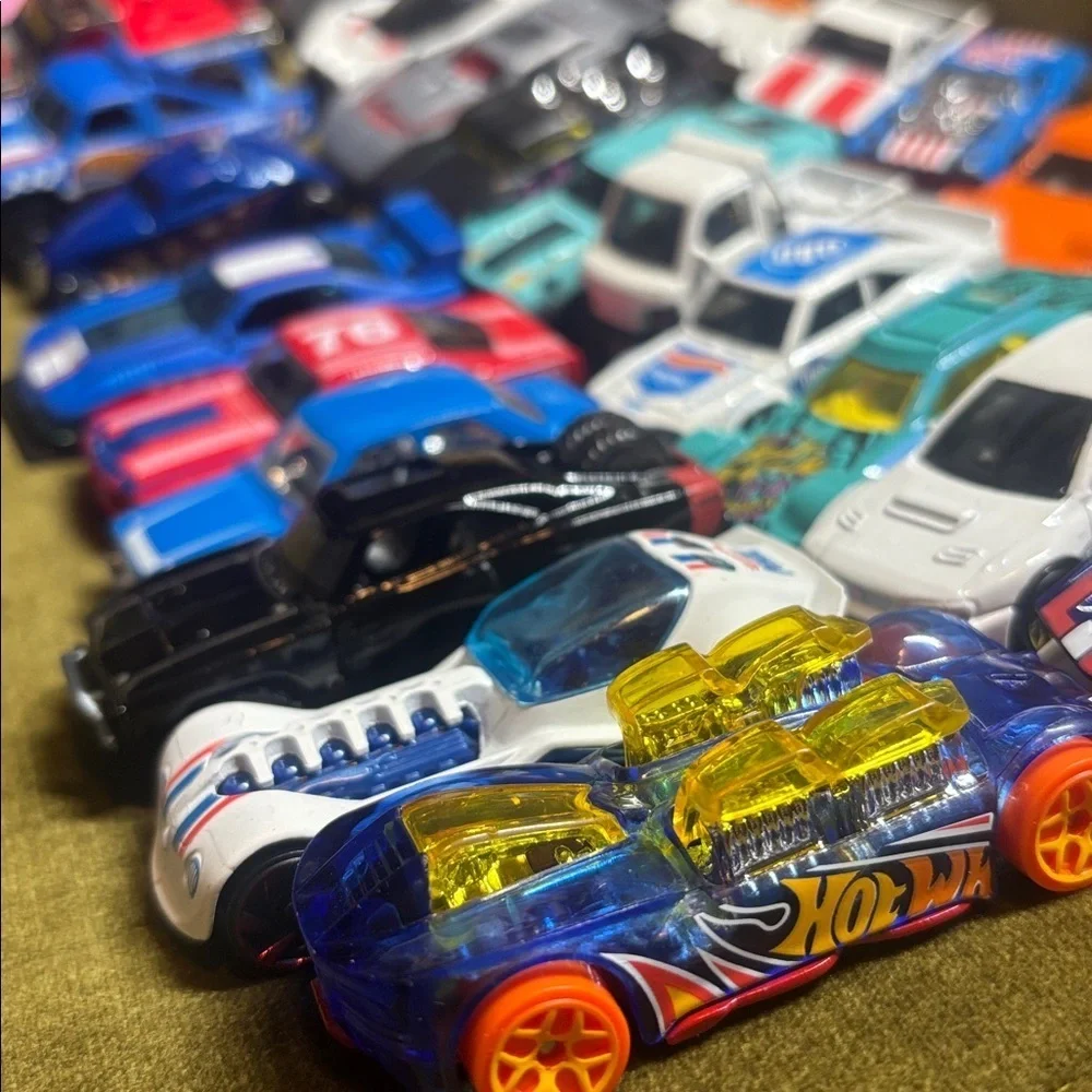 lot of 35 loose pre owned and played with hot wheels cars will not split